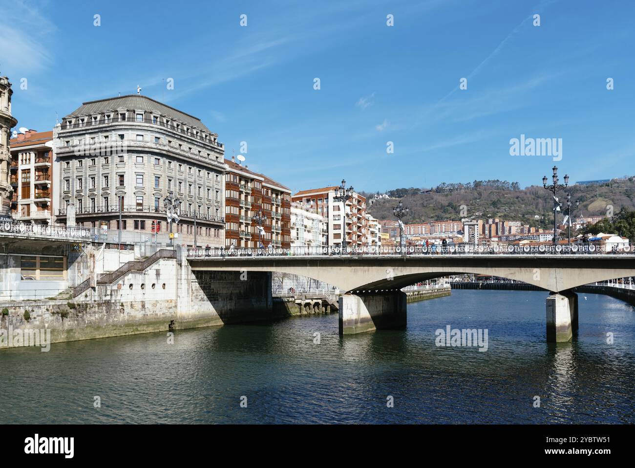 Bilbao, Spagna, 13 febbraio 2022: Ponte di Arenal sul fiume Nervion o estuario di Bilbao, Europa Foto Stock