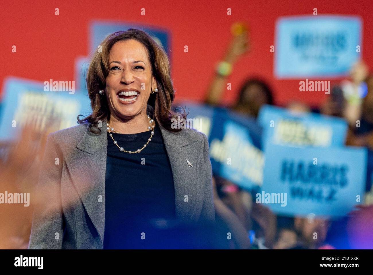 ATLANTA, GEORGIA – 19 ottobre 2019: Il vicepresidente Kamala Harris ha sottolineato l'importanza del voto anticipato. Ha anche parlato dei rischi terribili che un secondo termine Donald Trump pone alle donne di tutto il paese. Harris è stata raggiunta dai membri della famiglia Thurman al suo evento di stasera. Harris ha evidenziato la tragica morte di Amber Nicole Thurman che non è stata in grado di ottenere le cure di cui aveva bisogno. Crediti: Phil Mistry/Alamy Live News Foto Stock