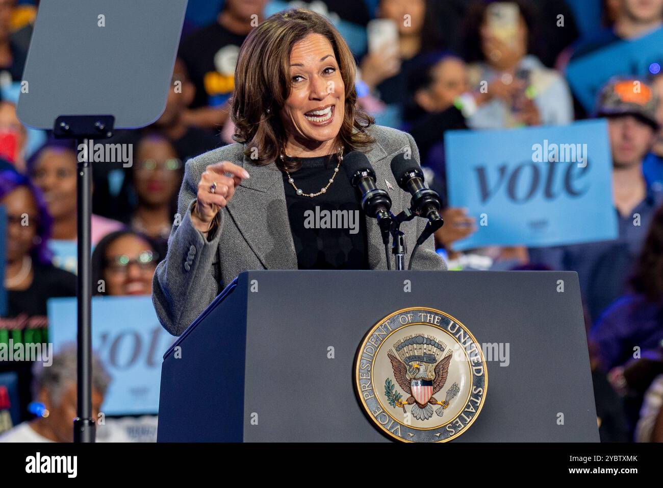 ATLANTA, GEORGIA – 19 ottobre 2019: Il vicepresidente Kamala Harris ha sottolineato l'importanza del voto anticipato. Ha anche parlato dei rischi terribili che un secondo termine Donald Trump pone alle donne di tutto il paese. Harris è stata raggiunta dai membri della famiglia Thurman al suo evento di stasera. Harris ha evidenziato la tragica morte di Amber Nicole Thurman che non è stata in grado di ottenere le cure di cui aveva bisogno. Crediti: Phil Mistry/Alamy Live News Foto Stock