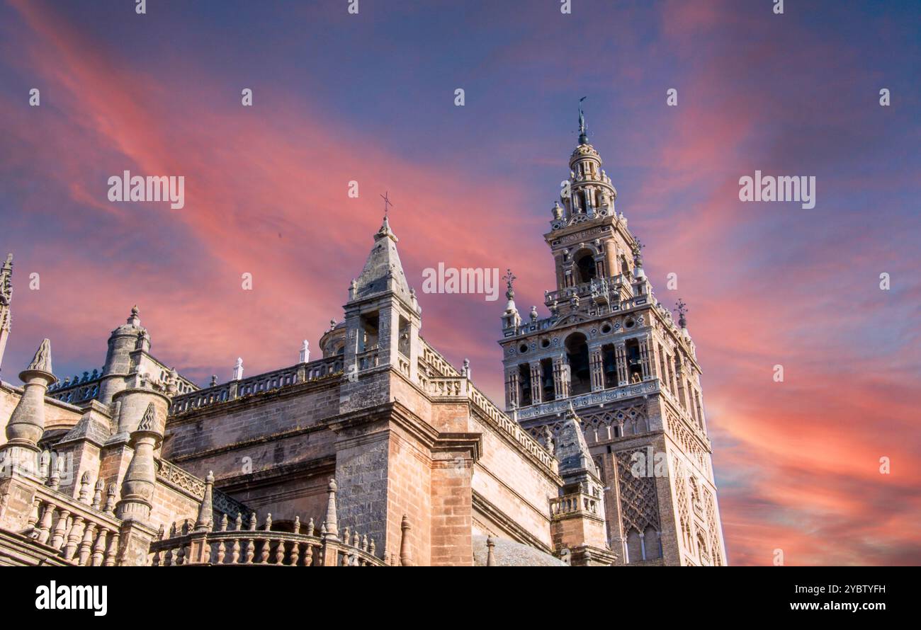 All'alba la splendida cattedrale di Siviglia in Andalusia Spagna Foto Stock