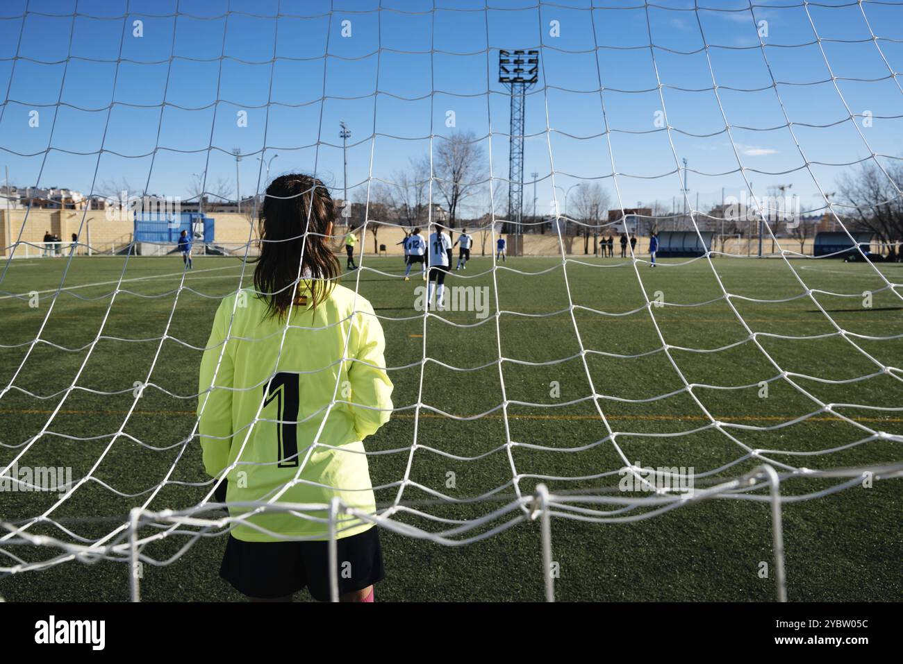 Portiere femminile in piedi sulla porta. Giocatori di calcio femminile irriconoscibili che giocano una partita sul campo di calcio. Squadra femminile di calcio giovanile che gioca a tourna Foto Stock