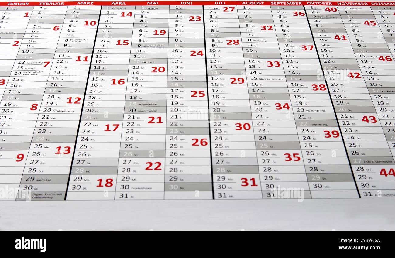 Grande calendario da parete in ufficio Foto Stock