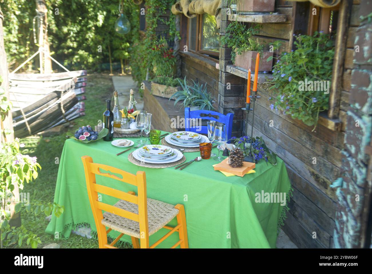 Tavoli all'aperto in un ambiente rustico in estate Foto Stock