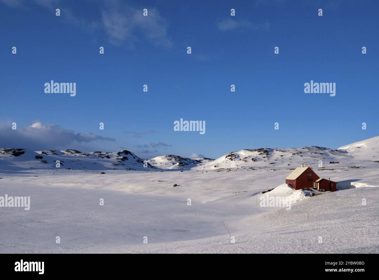 Casa in legno sull'altopiano montano norvegese innevato Hardangervidda Foto Stock