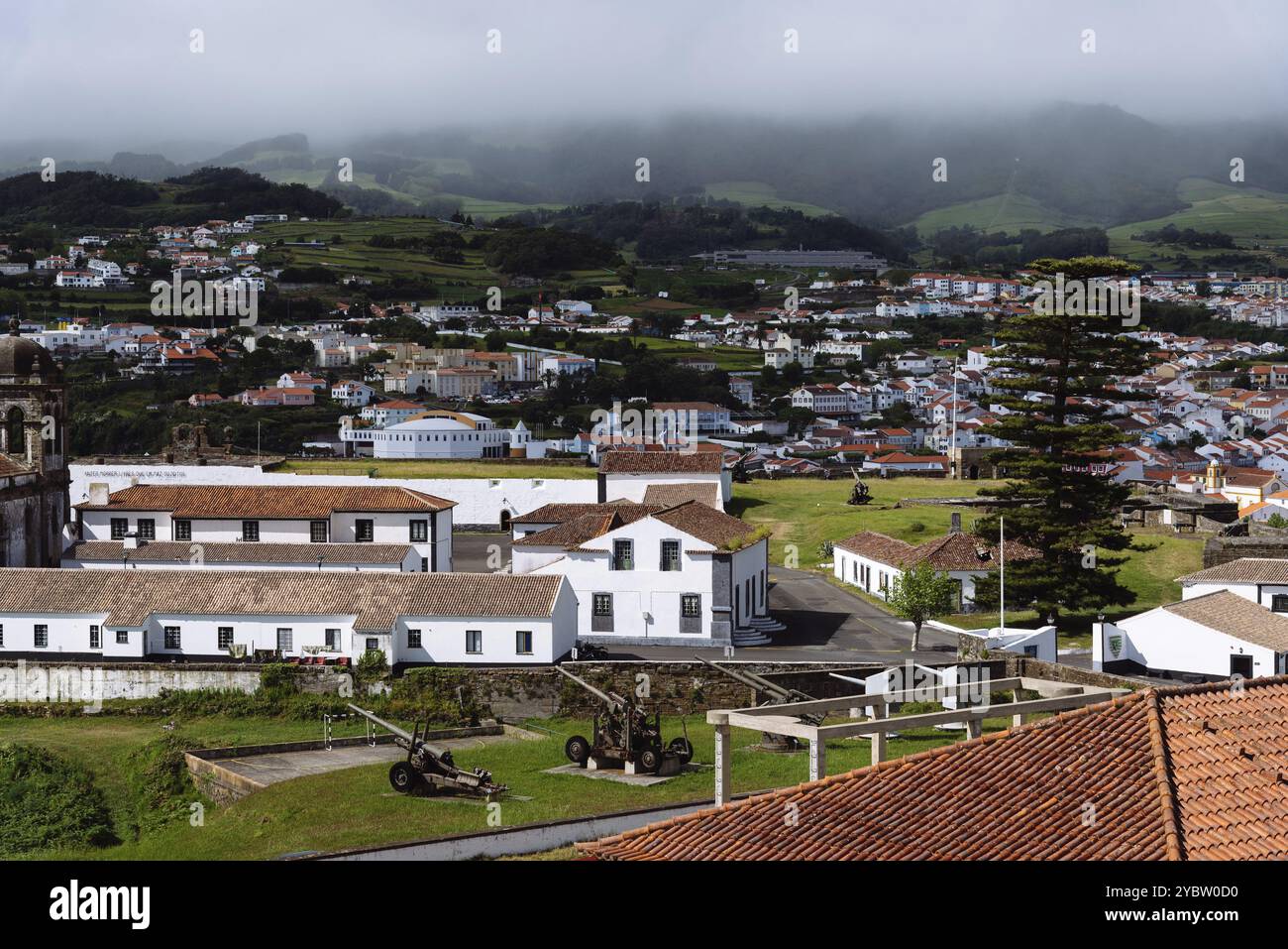Angra do Heroismo, Portogallo, 1 luglio 2022: Vecchia batteria di artiglieria a Monte Brasil. Isola di Terceira, Azzorre, Europa Foto Stock