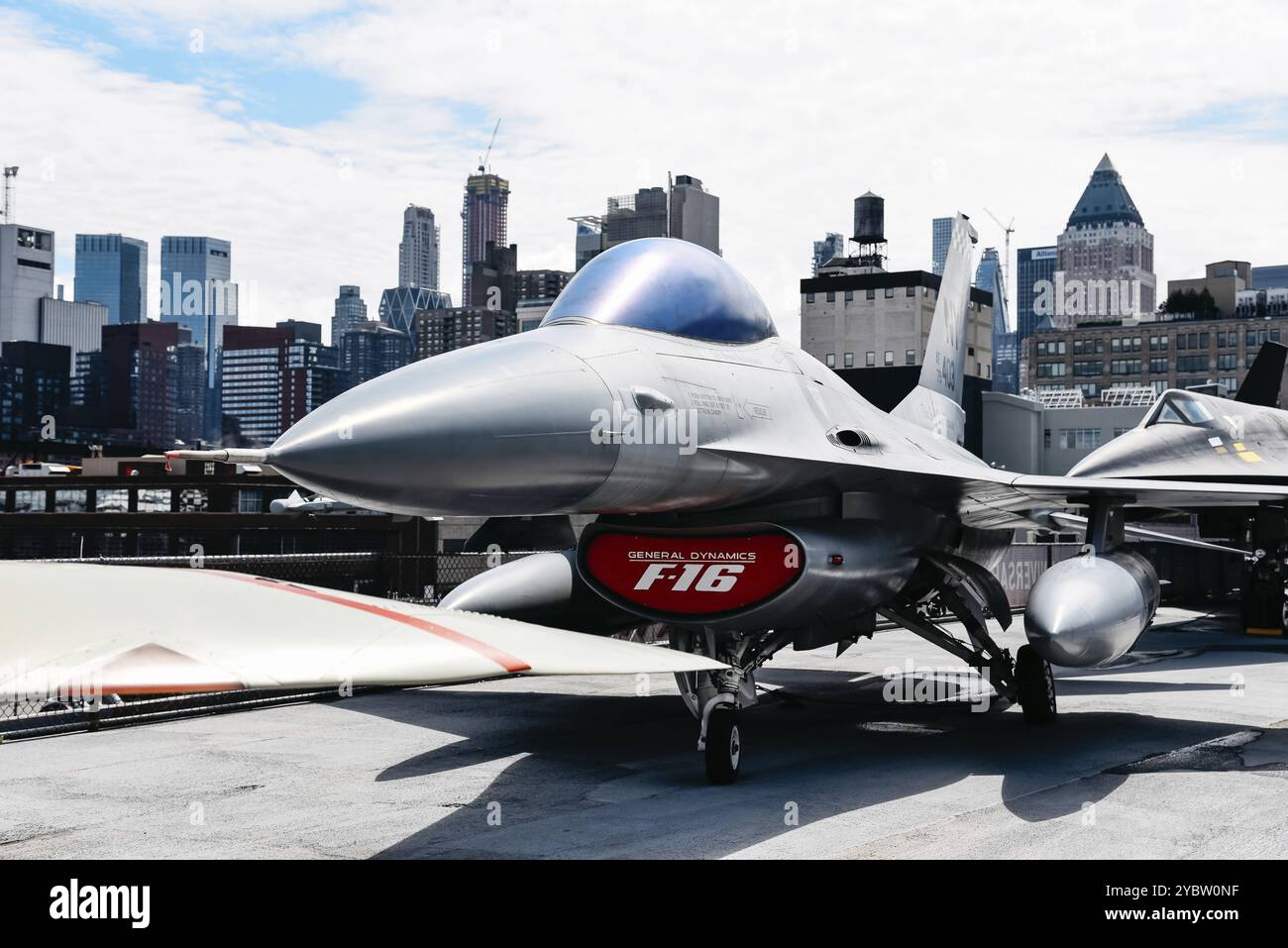 New York City, USA, 21 giugno 2018: F-16 General Dynamics Aircraft nel museo Intrepid di New York. La USS Intrepid ospita l'Intrepid Sea, Air and Spa Foto Stock