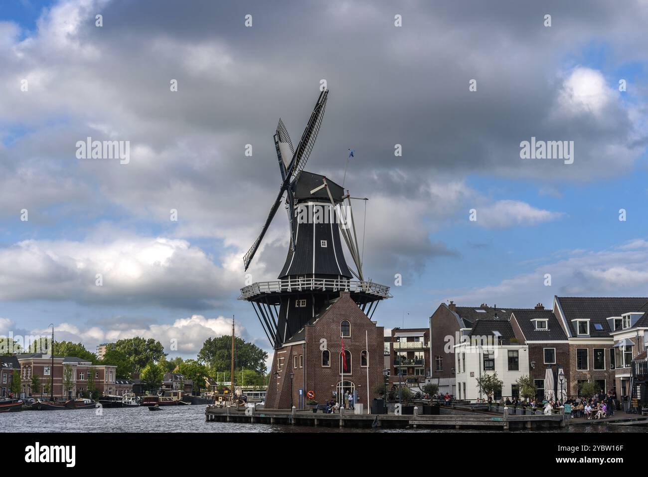 Haarlem, Paesi Bassi, 7 maggio 2022: Famous Windmill De Adriaan. Fiume Spaarne. Vista contro il cielo nuvoloso Foto Stock