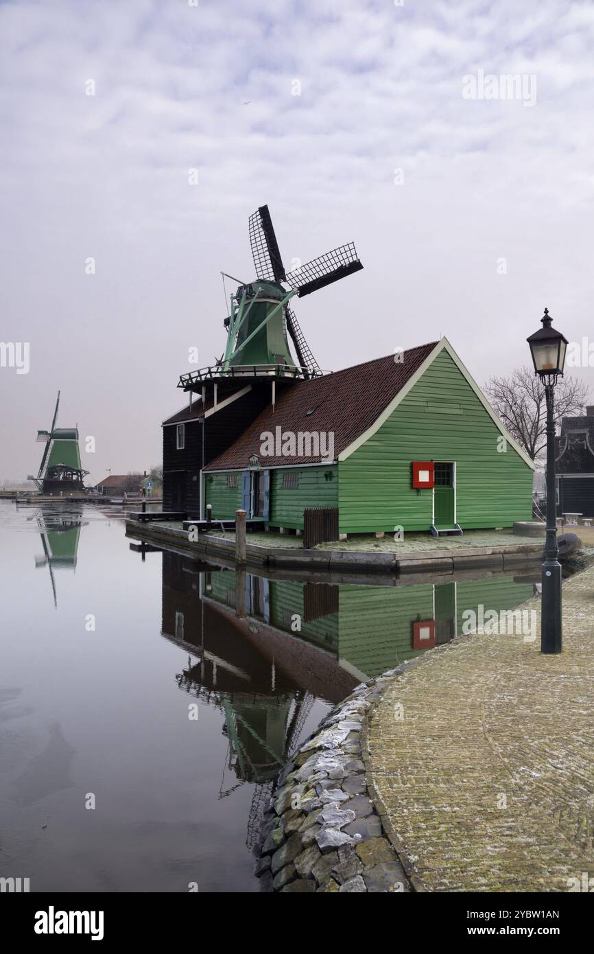 Mulino a vento in Olandese tradizionale villaggio Zaanse Schans che è una delle più frequentate località turistiche nei Paesi Bassi Foto Stock