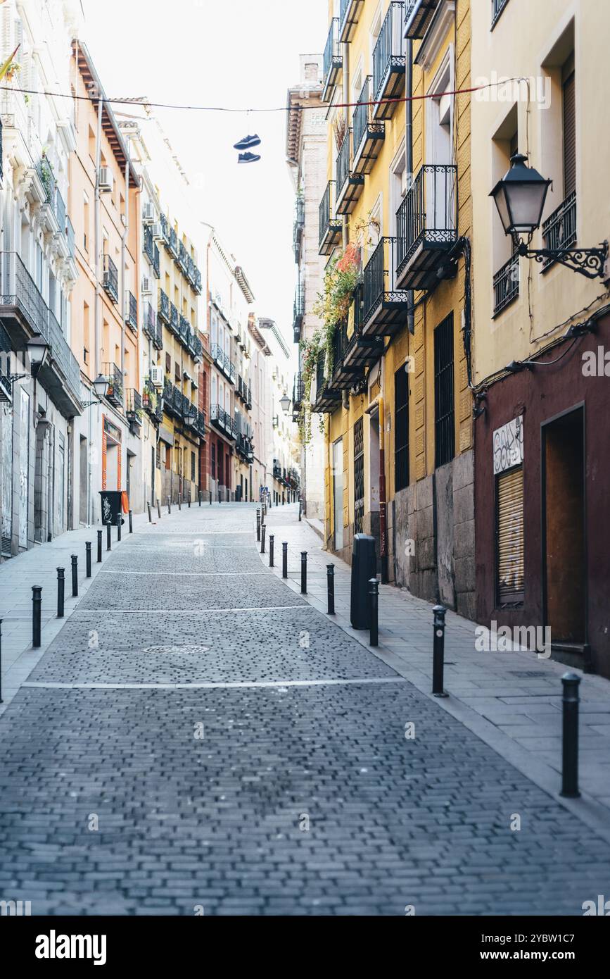 Tradizionale strada colorata nel quartiere Lavapies nel centro di Madrid. Quartiere multiculturale e alla moda nel centro di Madrid Foto Stock