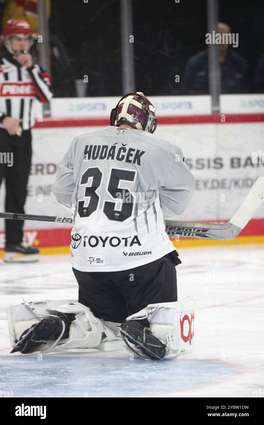 PSD Bank Dome, Duesseldorf, Renania settentrionale-Vestfalia, Julius Hudacek (Koelner Haie, #35), PENNY DEL, Duesseldorfer EG-Koelner Haie il 18/10/2024 presso il Foto Stock