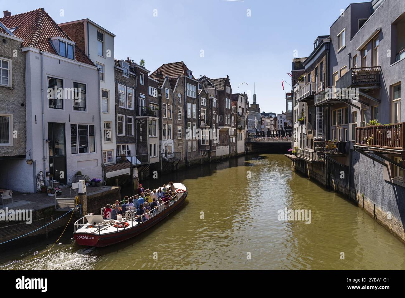 Dordrecht, Paesi Bassi, 8 maggio 2022: Vista panoramica della città vecchia di Dordrecht nei Paesi Bassi occidentali. Tour in barca con turisti nel canale Foto Stock