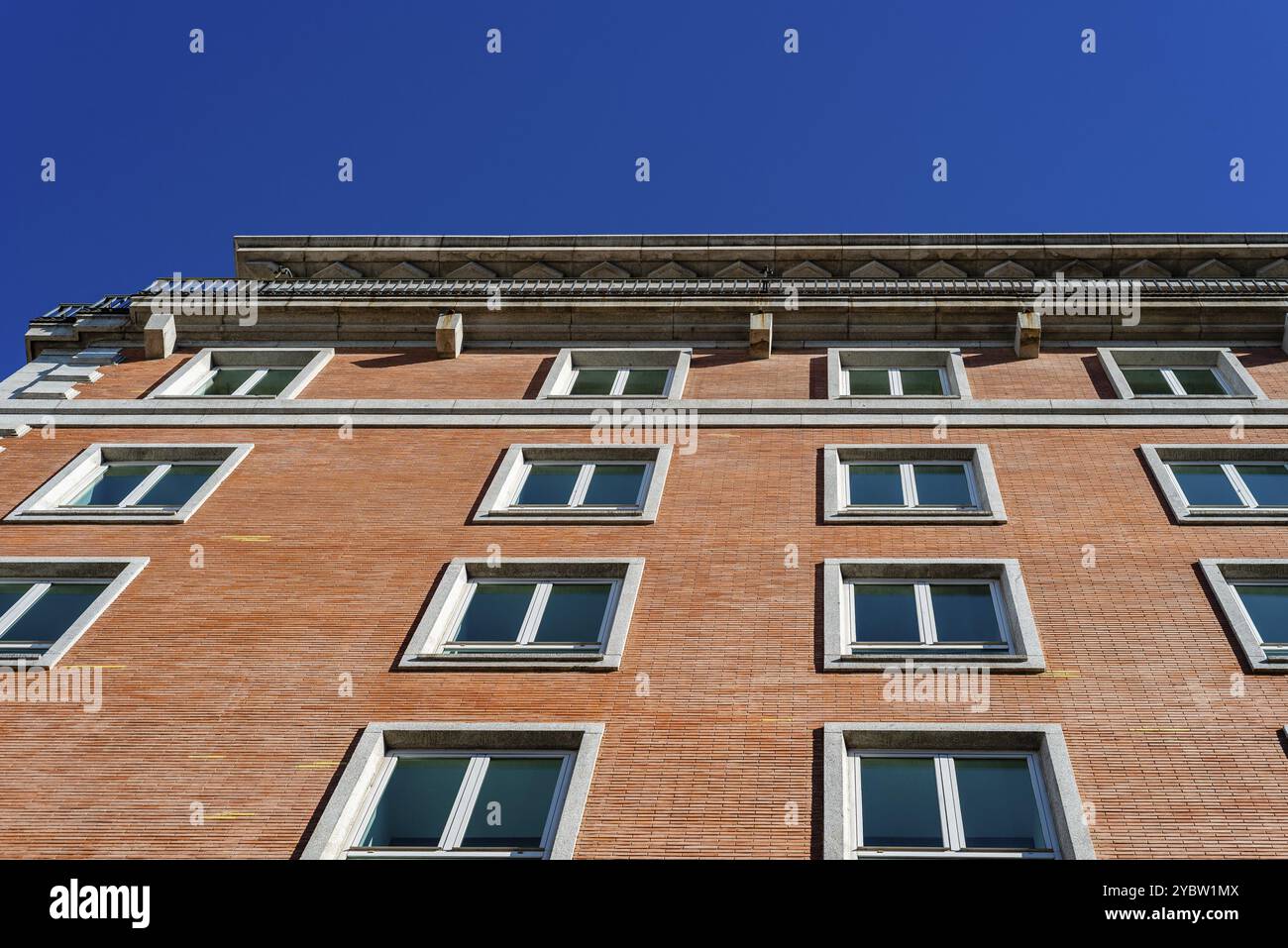 Vista dal basso angolo del vecchio edificio residenziale contro il cielo nel centro di Madrid. Concetti immobiliari, ristrutturazione e manutenzione Foto Stock