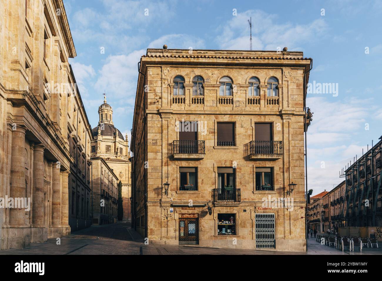 Salamanca, Spagna, 15 gennaio 2022: Paesaggio urbano del centro storico di Salamanca con la chiesa di la Clerecia. Castilla Leon, Spagna, Europa Foto Stock