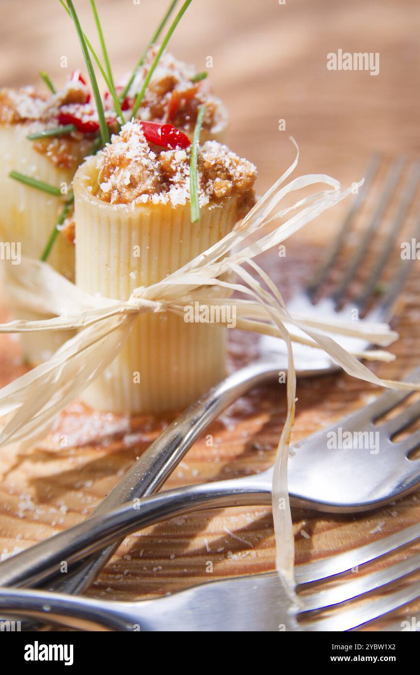 La presentazione di piccole cannelloni con ragù di carne e pomodoro Foto Stock