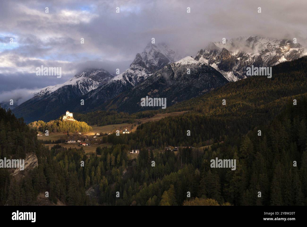 Il castello di Tarasp si accende in ritardo di un raggio di luce Foto Stock
