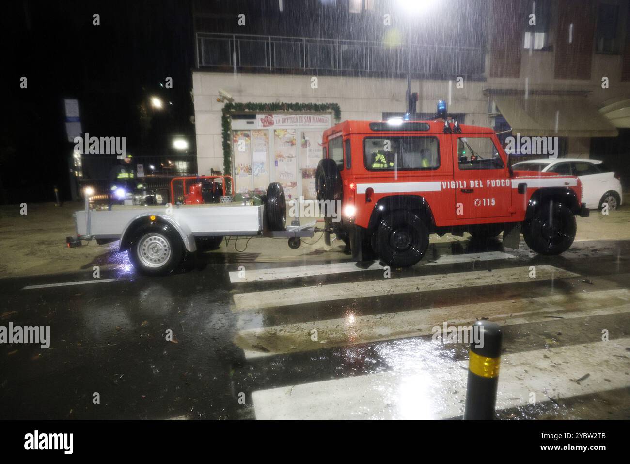 Bologna, Italia. 20 ottobre 2024. Bologna, Italia - Cronaca - 19 ottobre 2024 - allerta maltempo bollino rosso pioggia alluvione in cittˆ - VIA SAN MAMOLO - (foto Michele Nucci/LaPresse) News - Bologna, Italia - 19 ottobre 2024 - allarme meteo rosso pioggia inondazione in città - (foto Michele Nucci/LaPresse) crediti: LaPresse/Alamy Live News Foto Stock