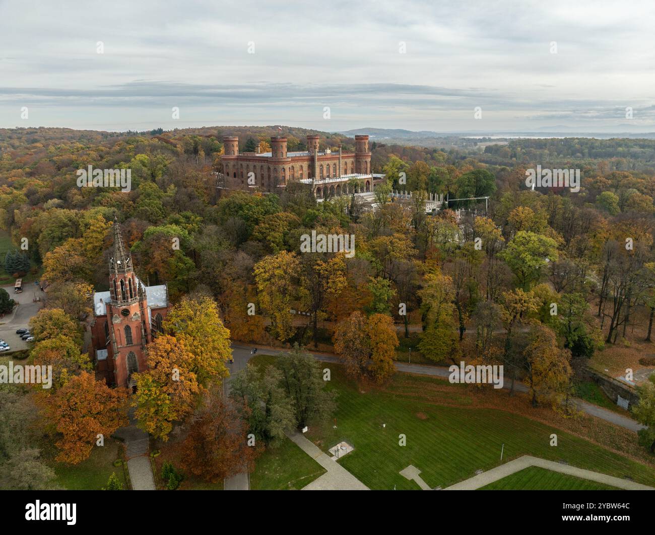 Palazzo Marianna Oranska, Polonia. Veduta aerea del Palazzo a Kamieniec Zabkowicki, uno storico palazzo neogotico situato nella città di Kamieniec Foto Stock