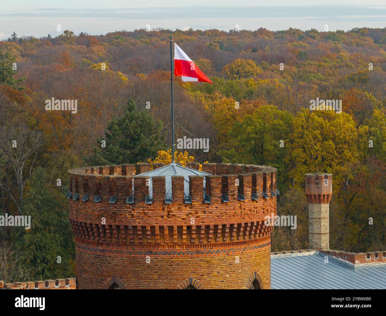 Palazzo Marianna Oranska, Polonia. Veduta aerea del Palazzo a Kamieniec Zabkowicki, uno storico palazzo neogotico situato nella città di Kamieniec Foto Stock