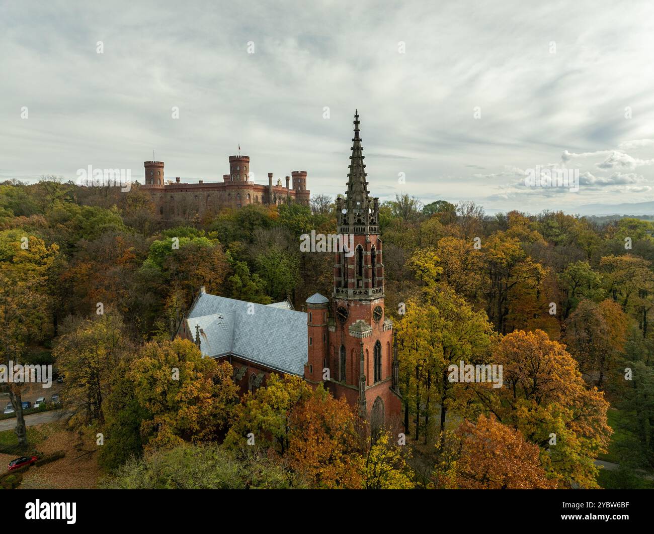 Palazzo Marianna Oranska, Polonia. Veduta aerea del Palazzo a Kamieniec Zabkowicki, uno storico palazzo neogotico situato nella città di Kamieniec Foto Stock