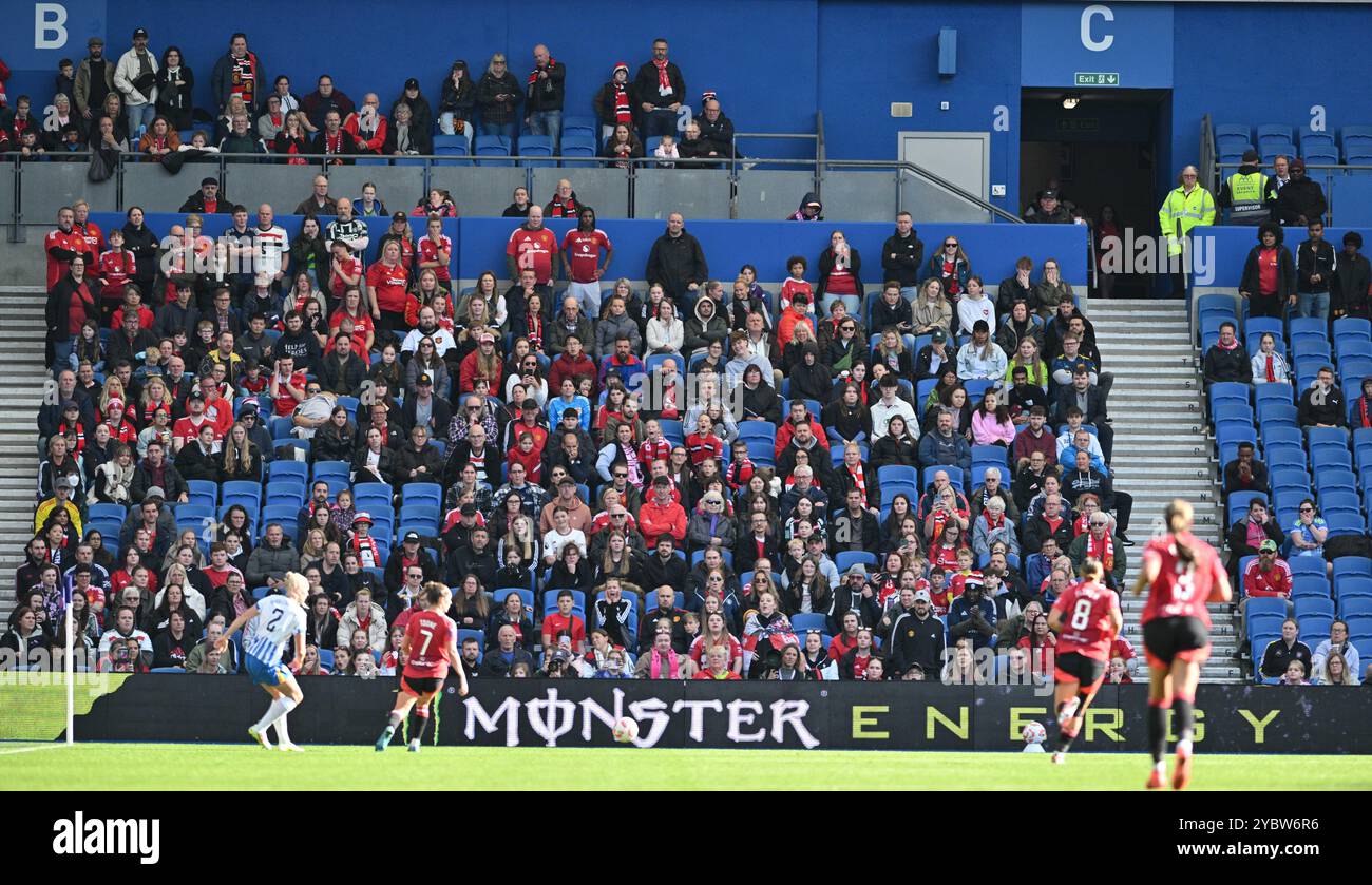Brighton Regno Unito 19 ottobre 2024 - tifosi del Manchester United durante la partita di calcio femminile di Barclays Super League tra Brighton & Hove Albion e Manchester United all'American Express Stadium , Brighton : Credit Simon Dack /TPI/ Alamy Foto Stock