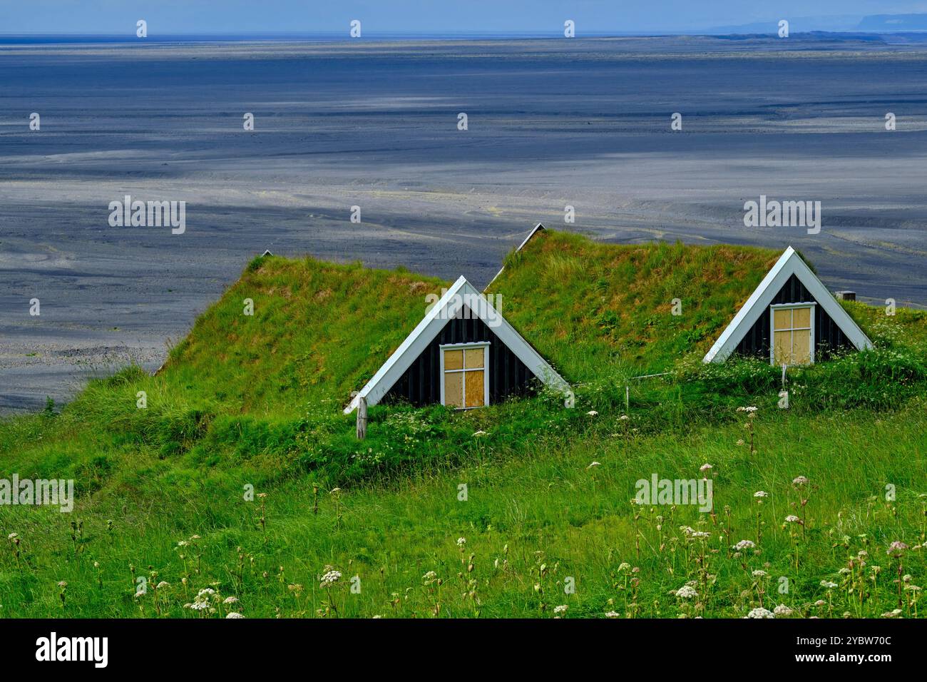 Islanda, regione del Sudurland, Parco Nazionale di Skaftafell, tradizionali casali in legno con erba sul tetto, casette in erba Foto Stock