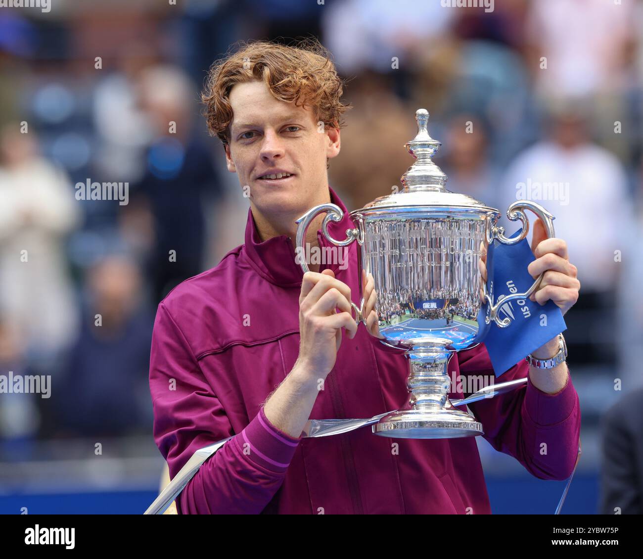 Il tennista Jannik Sinner d'Italia che detiene il trofeo durante la presentazione agli US Open 2024 Championships, Billie Jean King Tennis Center, Quee Foto Stock