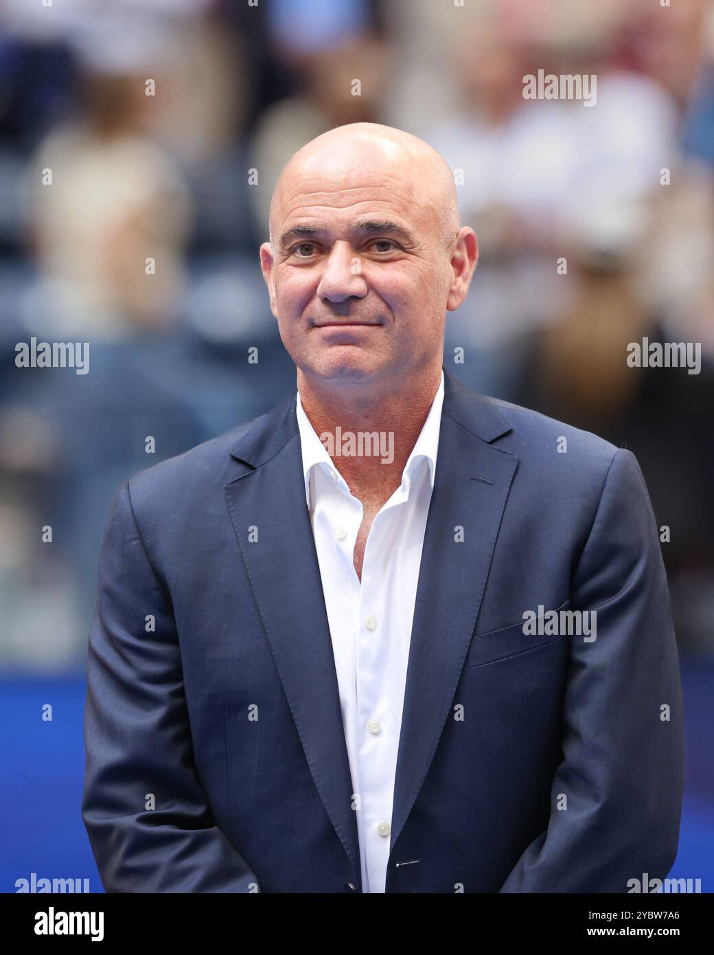 La leggenda del tennis Andre Agassi durante la presentazione del trofeo maschile agli US Open 2024 Championships, Billie Jean King Tennis Center, Queens, N Foto Stock