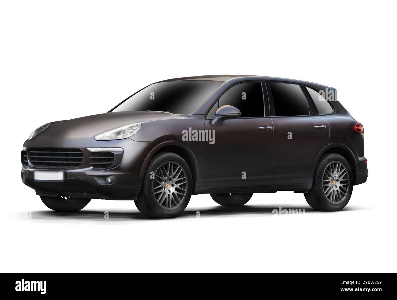 Mosca, Russia - 19 agosto 2024: Una vista frontale e laterale sinistra di una Porsche Cayenne PO536 marrone, fotografata su uno sfondo bianco, che mostra Foto Stock