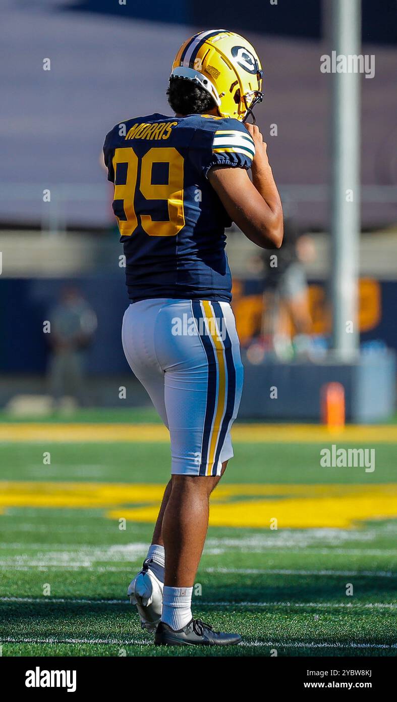 California Memorial Stadium. 19 ottobre 2024. Il kicker Derek Morris (99) della CA USA California esce dal campo dopo aver perso un 28 yarder con 1:34, nel quarto periodo, durante la partita di football ACC tra North Carolina State Wolfpack e California Golden Bears. Lo stato del North Carolina ha battuto la California 24-23 al California Memorial Stadium. Thurman James/CSM/Alamy Live News Foto Stock