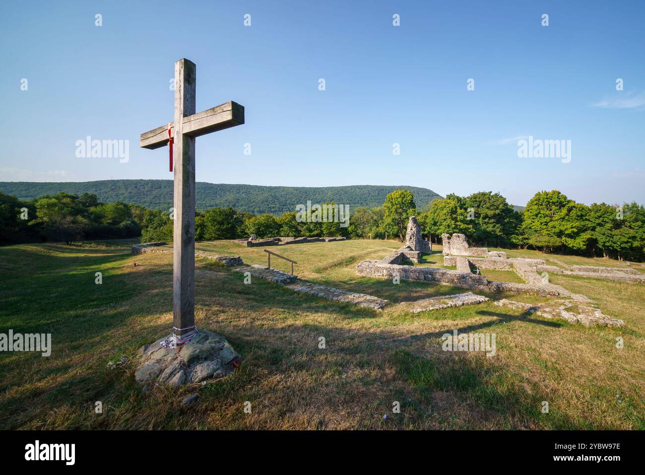 Rovine del monastero di Paolina vicino al villaggio di Pilisszentlek, Ungheria. Il nome ungherese è Palos kolostor romjai Foto Stock