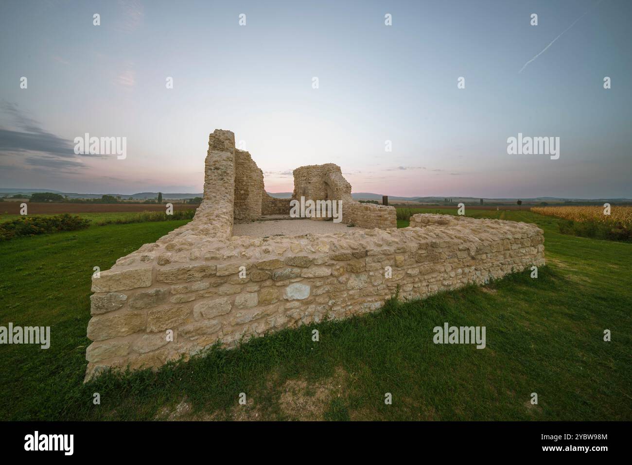 Rovine di un'antica chiesa medievale dell'era Árpád a Tök, Ungheria. E' l'alba. Il nome ungherese è Rossztemplom Foto Stock