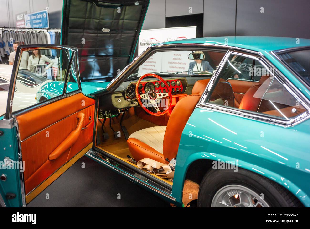 salisburgo, austria, 19 ottobre 2024, esposizione classica, mostra di auto e moto d'epoca, spettacolo di tempi antichi, cabina di pilotaggio con volante di una lamborghini islero coupé, cicatrice sportiva d'epoca italiana *** salisburgo, Österreich, 19 okt 2024, esposizione classica, ausstellung für oldtimer und motorräder, spettacolo oldtimer, cockpit mit lenkrad eines lamborghini islero coupé, vintage italienischer sportwagen Copyright: XW. Simlingerx Foto Stock