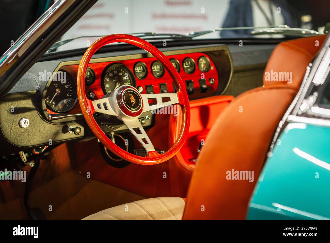 salisburgo, austria, 19 ottobre 2024, esposizione classica, mostra di auto e moto d'epoca, spettacolo di tempi antichi, cabina di pilotaggio con volante di una lamborghini islero coupé, cicatrice sportiva d'epoca italiana *** salisburgo, Österreich, 19 okt 2024, esposizione classica, ausstellung für oldtimer und motorräder, spettacolo oldtimer, cockpit mit lenkrad eines lamborghini islero coupé, vintage italienischer sportwagen Copyright: XW. Simlingerx Foto Stock