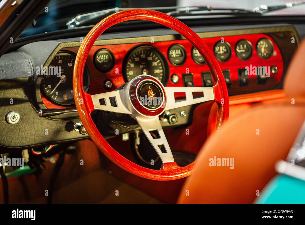 salisburgo, austria, 19 ottobre 2024, esposizione classica, mostra di auto e moto d'epoca, spettacolo di tempi antichi, cabina di pilotaggio con volante di una lamborghini islero coupé, cicatrice sportiva d'epoca italiana *** salisburgo, Österreich, 19 okt 2024, esposizione classica, ausstellung für oldtimer und motorräder, spettacolo oldtimer, cockpit mit lenkrad eines lamborghini islero coupé, vintage italienischer sportwagen Copyright: XW. Simlingerx Foto Stock