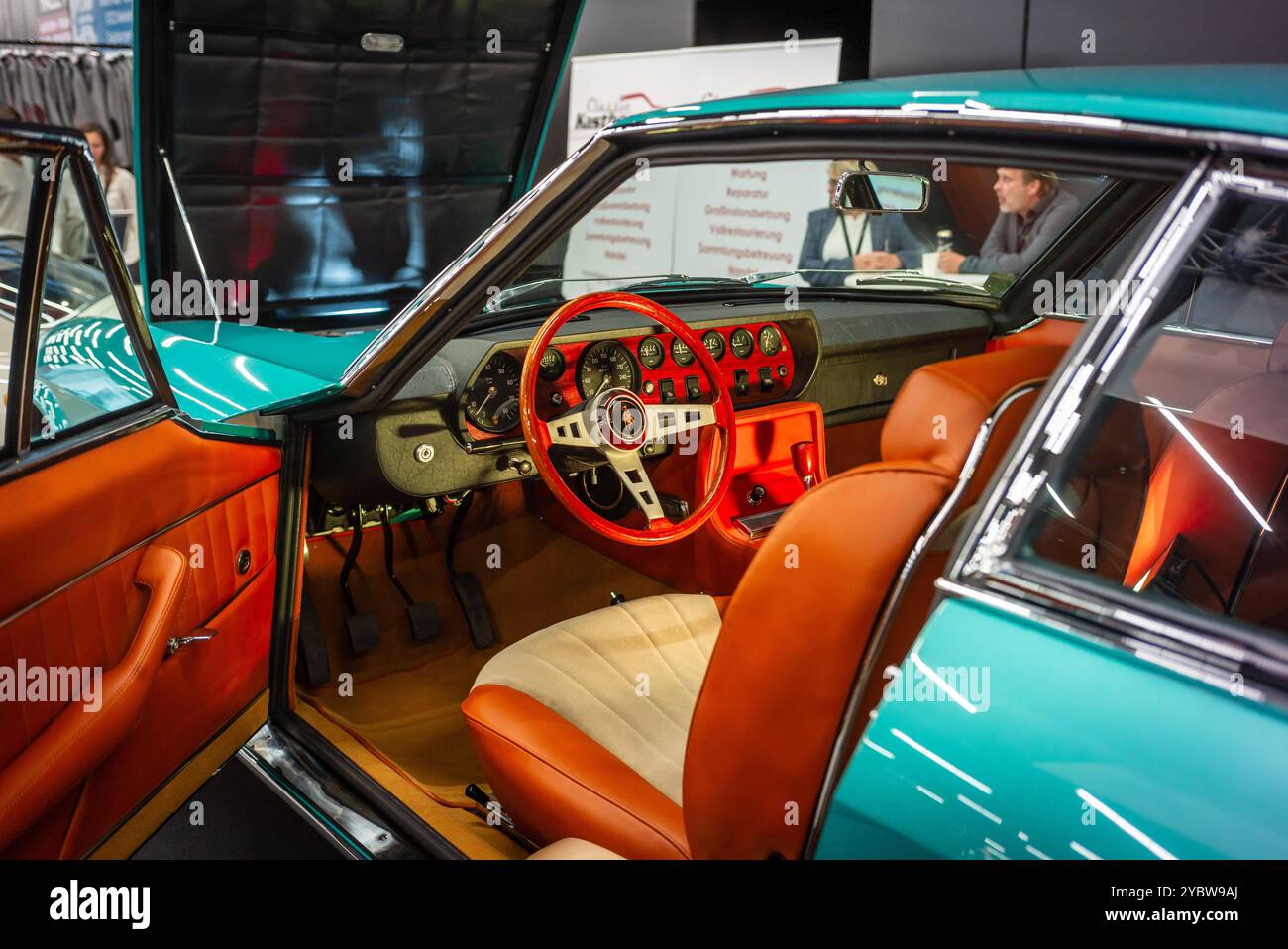 salisburgo, austria, 19 ottobre 2024, esposizione classica, mostra di auto e moto d'epoca, spettacolo di tempi antichi, cabina di pilotaggio con volante di una lamborghini islero coupé, cicatrice sportiva d'epoca italiana *** salisburgo, Österreich, 19 okt 2024, esposizione classica, ausstellung für oldtimer und motorräder, spettacolo oldtimer, cockpit mit lenkrad eines lamborghini islero coupé, vintage italienischer sportwagen Copyright: XW. Simlingerx Foto Stock
