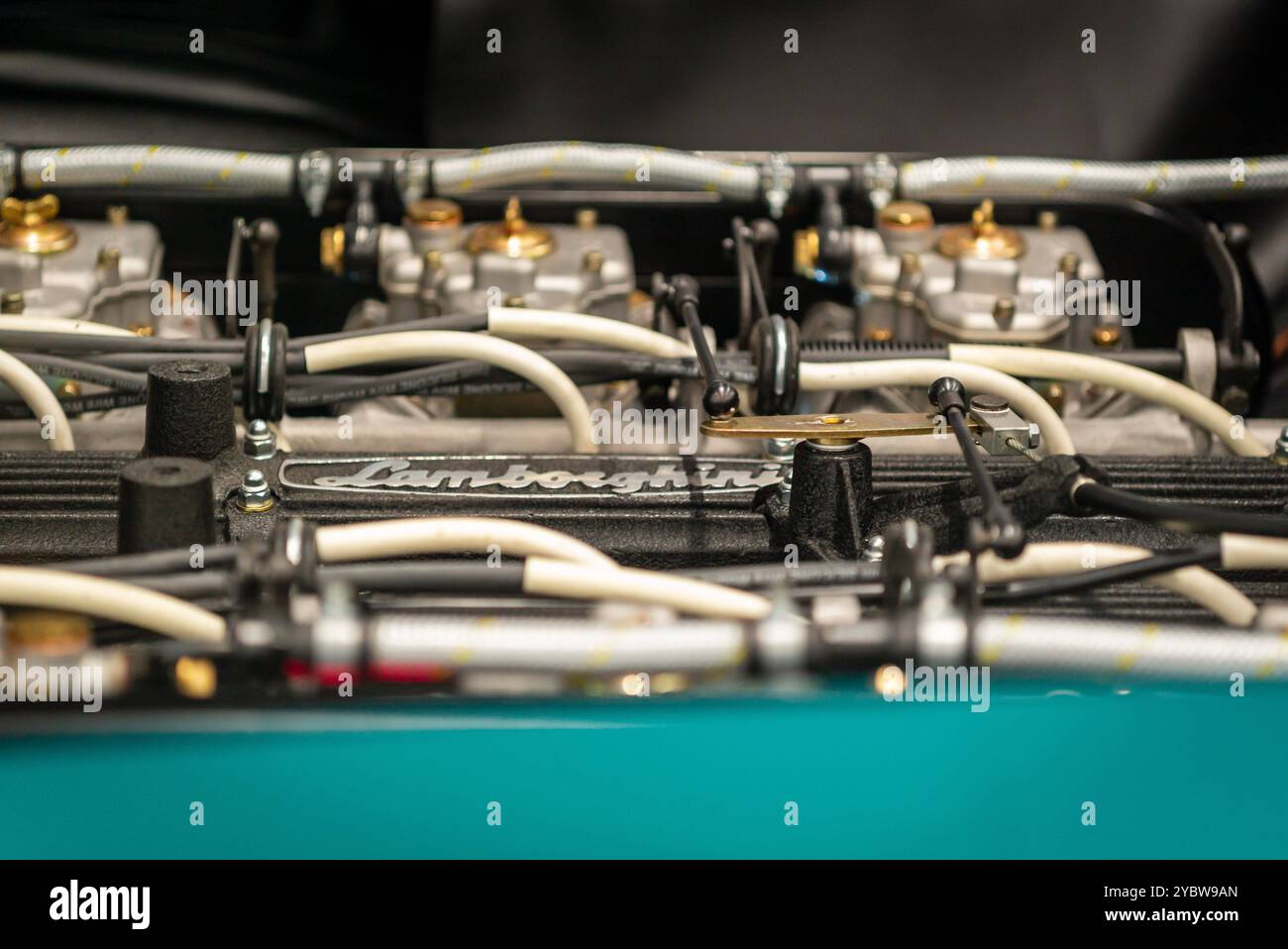 salisburgo, austria, 19 ottobre 2024, esposizione classica, mostra di auto e moto d'epoca, mostra di tempi antichi., motore di una lamborghini islero coupé, cicatrice sportiva italiana d'epoca *** salisburgo, Österreich, 19 okt 2024, esposizione classica, ausstellung für oldtimer und motorräder, spettacolo di oldtimer , Motor eines lamborghini islero coupé, italienischer sportwagen Copyright: XW. Simlingerx Foto Stock