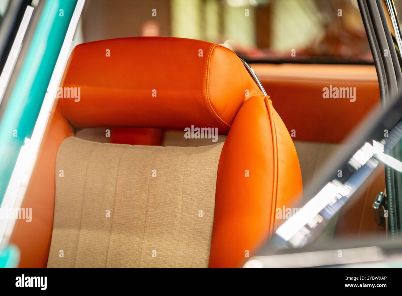 salisburgo, austria, 19 ottobre 2024, esposizione classica, mostra di auto e moto d'epoca, mostra di tempi antichi., sedile conducente di una lamborghini islero coupé, cicatrice sportiva italiana d'epoca *** salisburgo, Österreich, 19 okt 2024, esposizione classica, ausstellung für oldtimer und motorräder, spettacolo di oldtimer , fahrersitz eines lamborghini islero coupe, italienischer sportwagen vintage Copyright: XW. Simlingerx Foto Stock