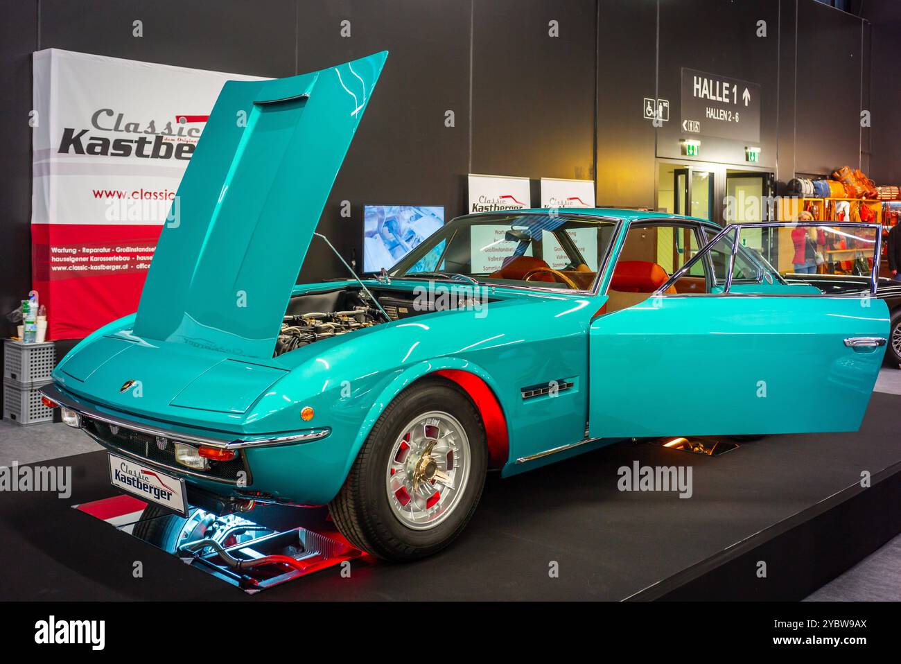 salisburgo, austria, 19 ottobre 2024, esposizione classica, mostra di auto e moto d'epoca, mostra di tempi antichi., lamborghini islero coupé, cicatrice sportiva italiana d'epoca *** salisburgo, Österreich, 19 okt 2024, esposizione classica, ausstellung für oldtimer und motorräder, spettacolo di oldtimer, lamborghini islero coupé, italienischer sportwagen Copyright: XW. Simlingerx Foto Stock
