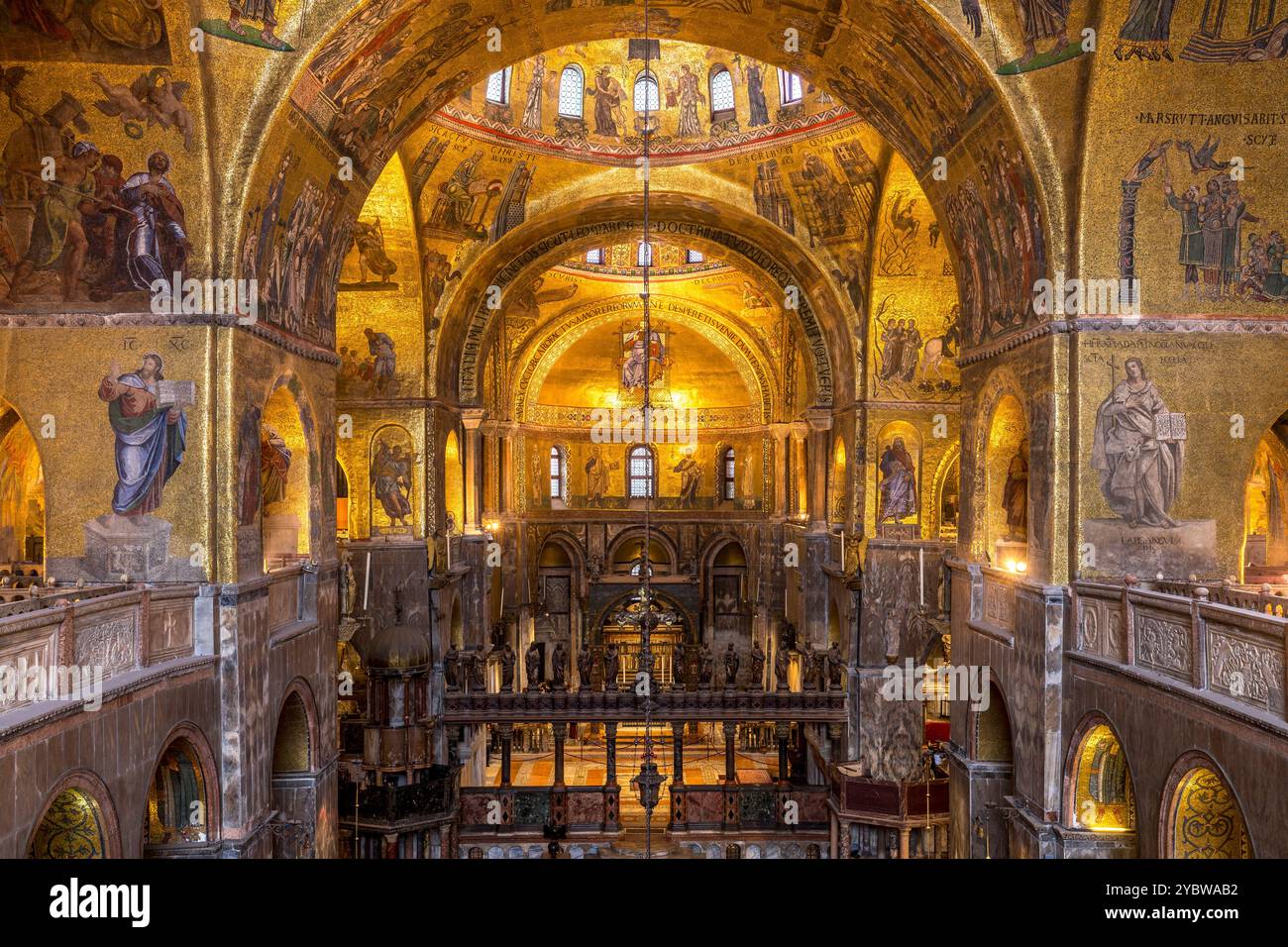 Venezia, Italia - 7 febbraio 2024: Vista interna della famosa Basilica di San Marco a Venezia Foto Stock