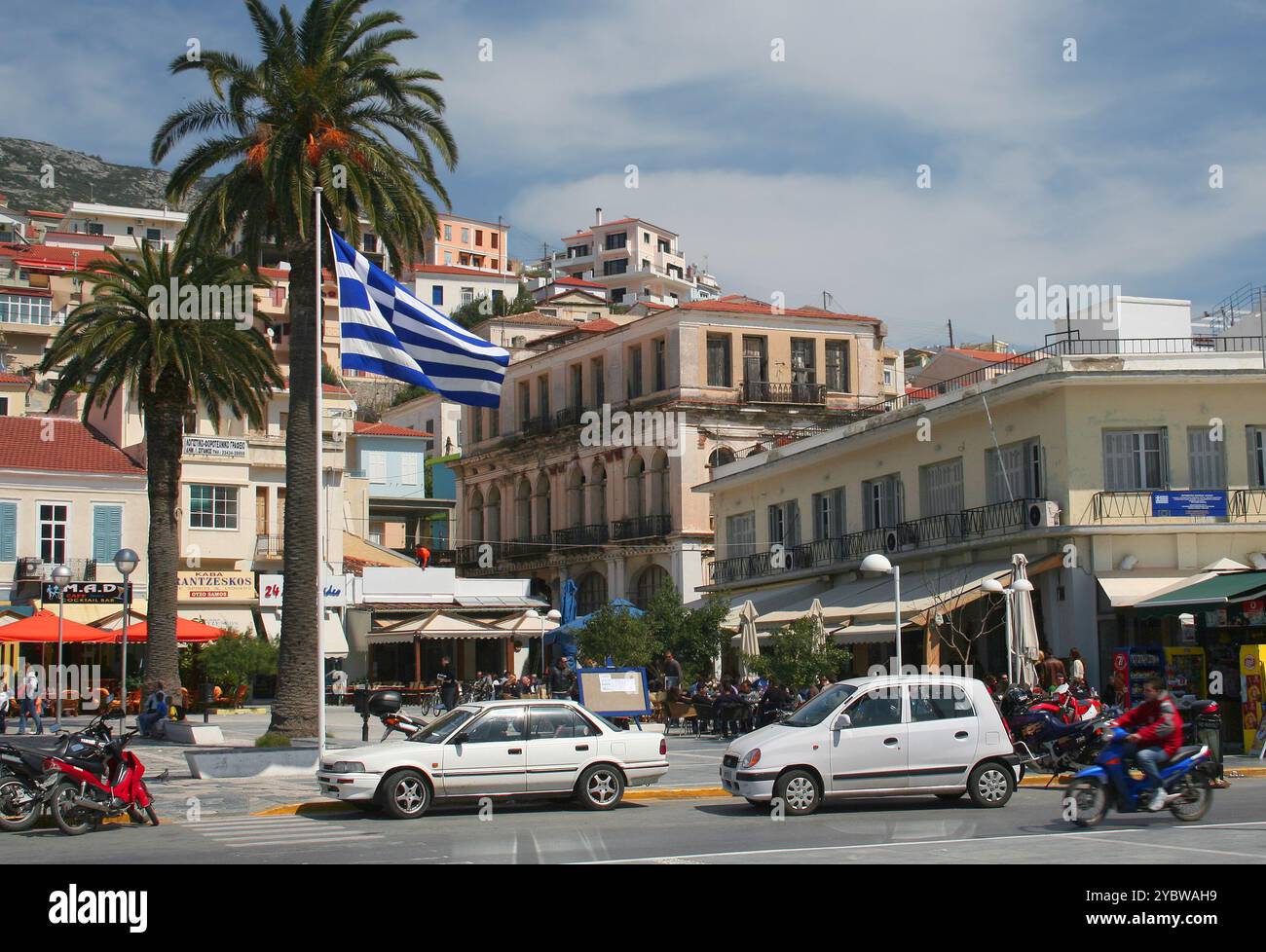 SAMOS, GRECIA - 03 APRILE 2006: Persone non identificate che si godono la giornata della Primavera soleggiata al popolare Cafe locale vicino al Porto Foto Stock