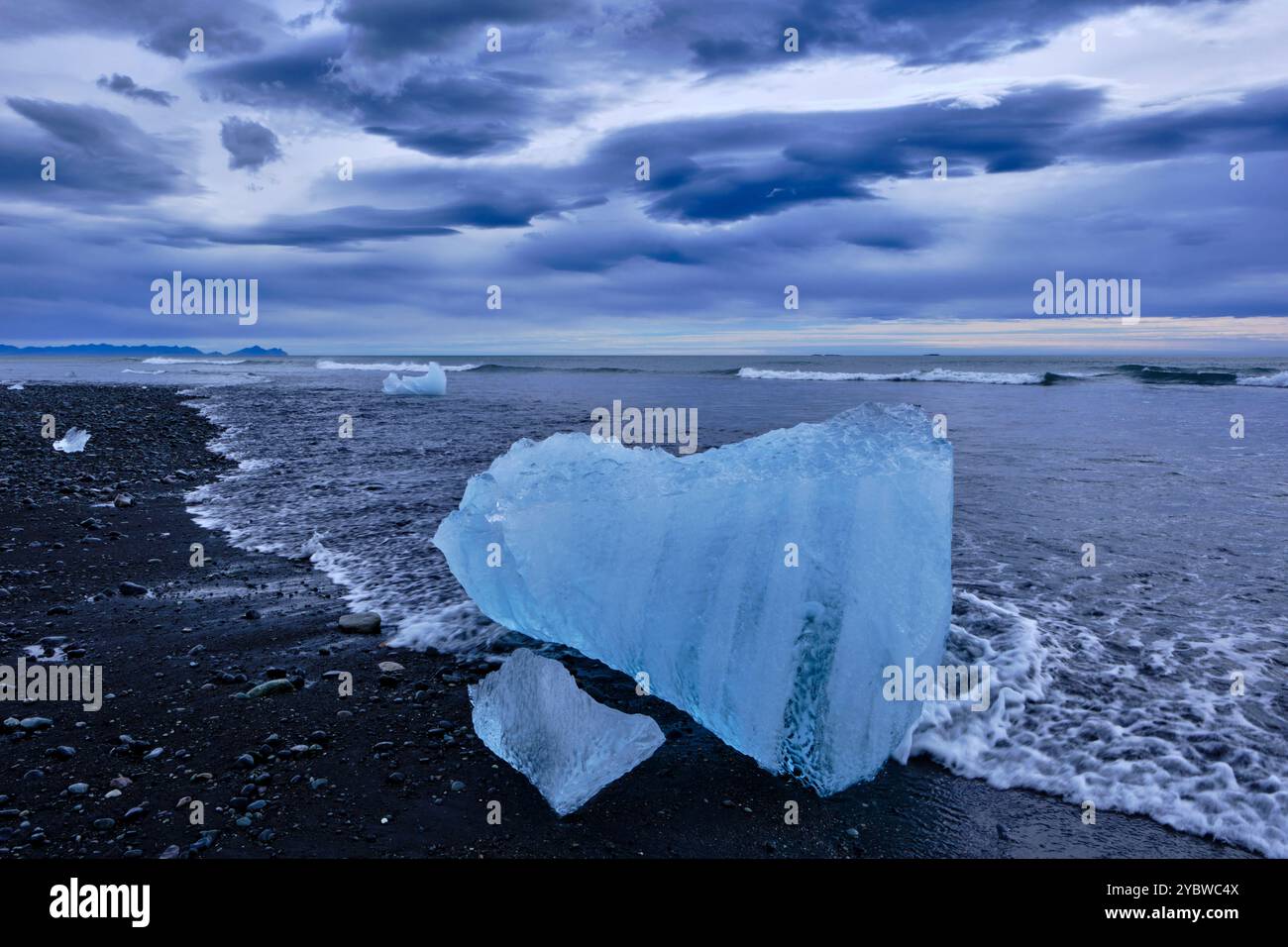 Islanda, regione di Austurland, Jökulsárlón, spiaggia Diamond: La spiaggia dei diamanti, gli iceberg di Breiðamerkurjökull gettati dalle onde Foto Stock