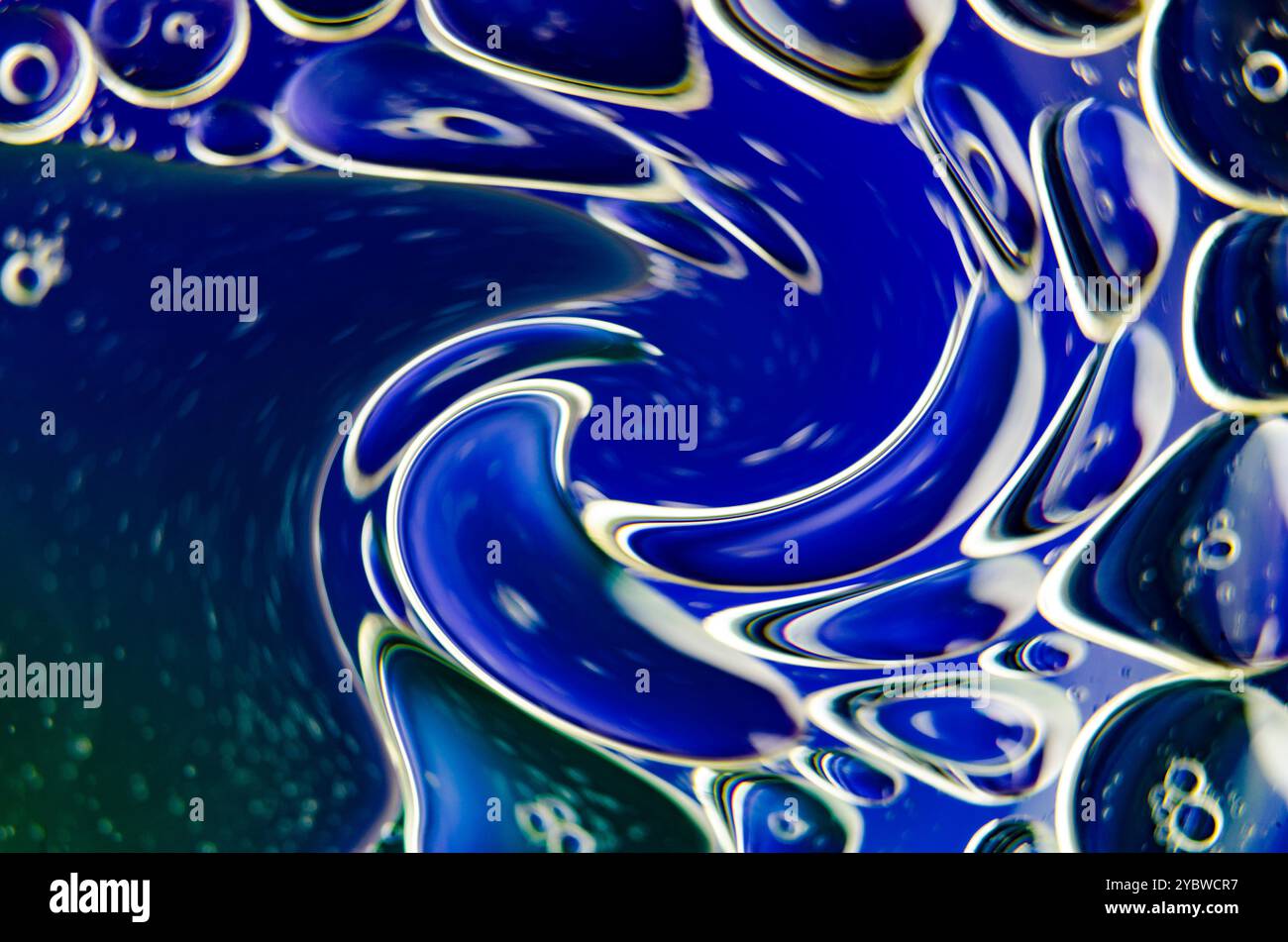 Effetto torcente delle bolle sulla superficie dell'acqua su sfondo blu a gradiente Foto Stock