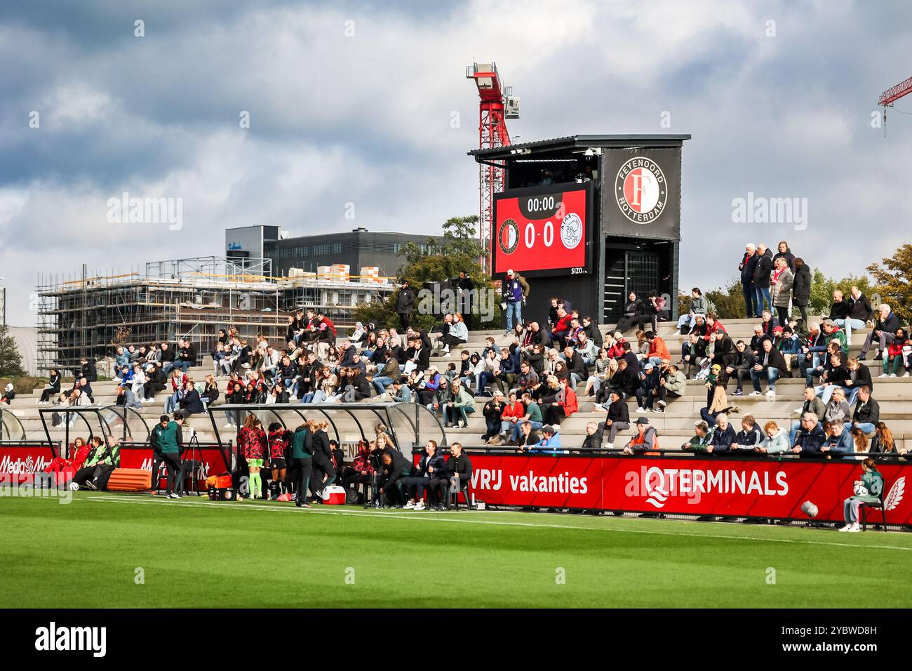 Rotterdam, Paesi Bassi. 20 ottobre 2024. ROTTERDAM, 20-10-2024, Varkenoord, Azerion Eredivisie vrouwen, Feyenoord - Ajax (donne), stagione 2024/2025, durante la partita Feyenoord - Ajax (donne), crediti: Pro shots/Alamy Live News Foto Stock