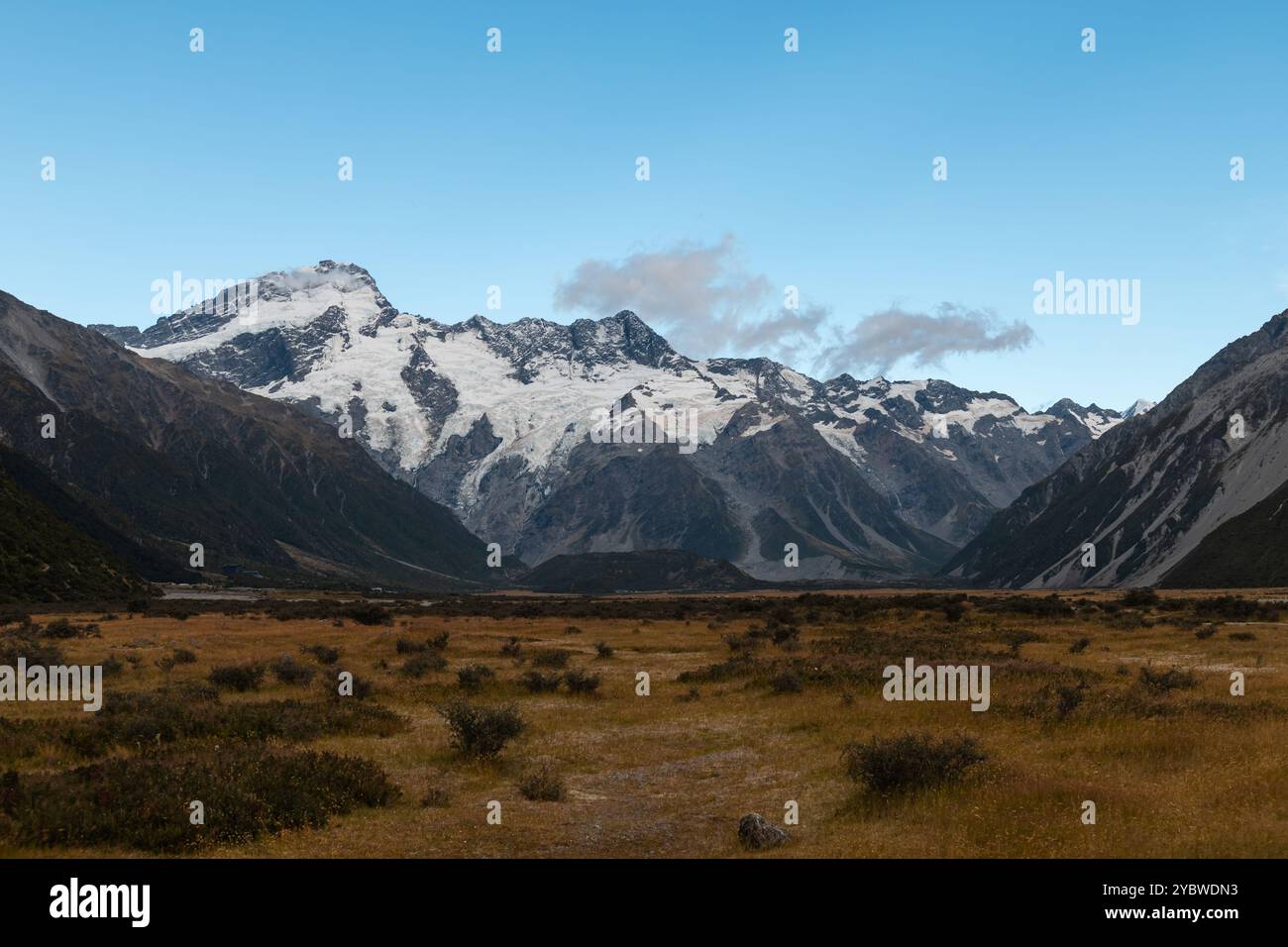 Vista escursionistica del sentiero della Hooker Valley verso il Monte Cook (Aoraki) durante una tranquilla mattinata d'estate con cielo cristallino (South Island, nuova Zelanda) Foto Stock