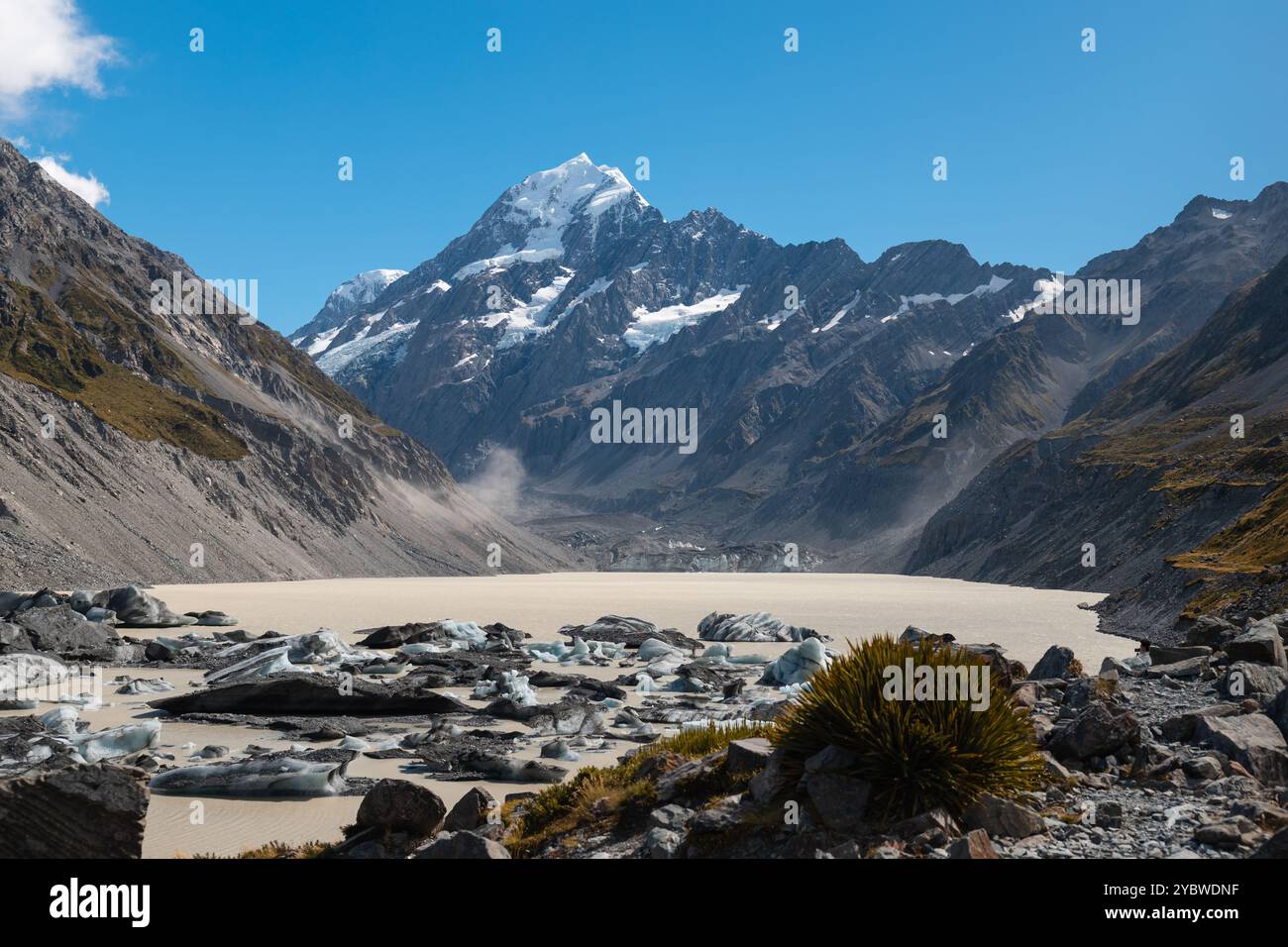 Lago Mueller vicino al Monte Cook (Aoraki) avvistato durante un'escursione sulla pista della Hooker Valley in una giornata estiva limpida (Isola del Sud, nuova Zelanda) Foto Stock