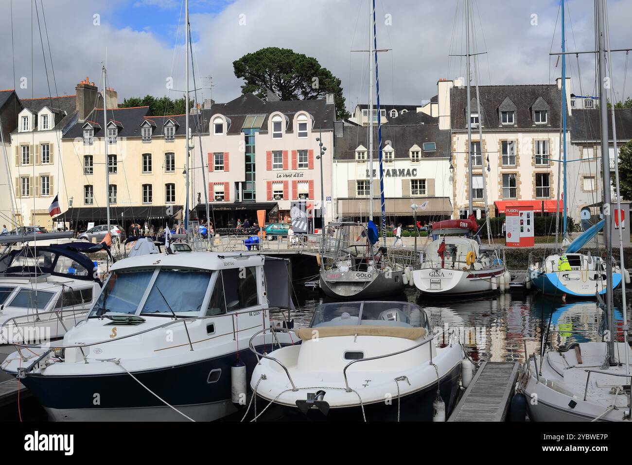 Porticciolo e vista di Place Gambetta da Quai Eric Tabarly, Vannes, Morbihan, Bretagna, Francia Foto Stock