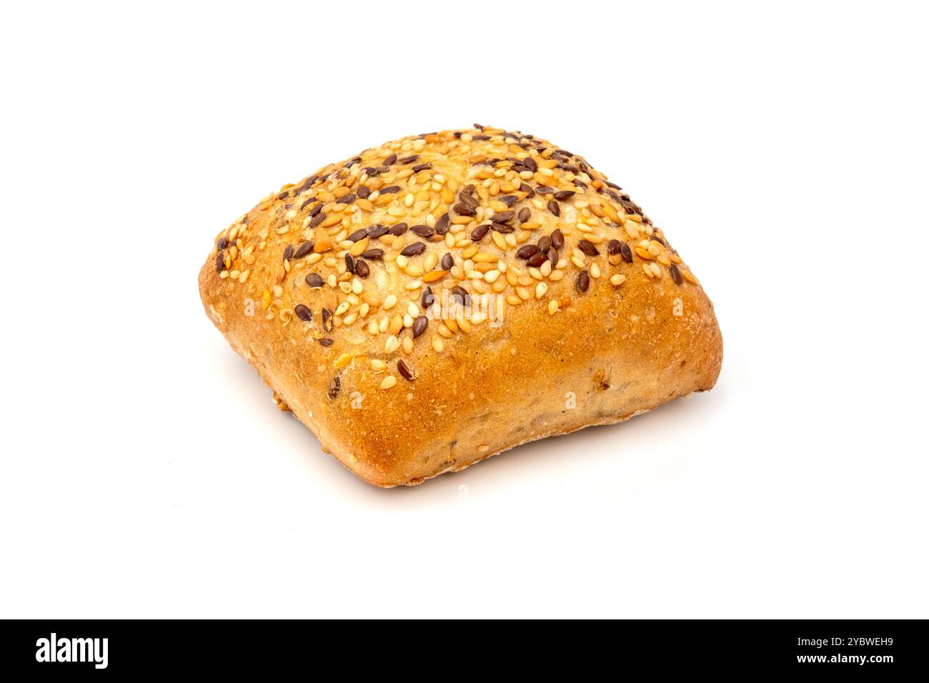 Primo piano di un piccolo panino ricoperto di vari semi su sfondo bianco. Foto Stock