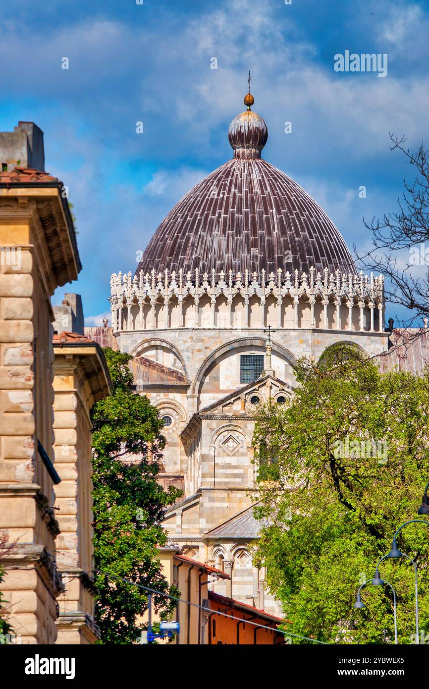 La cupola del Battistero di San Giovanni a Pisa, in Italia, è vista da via Roma. Foto Stock