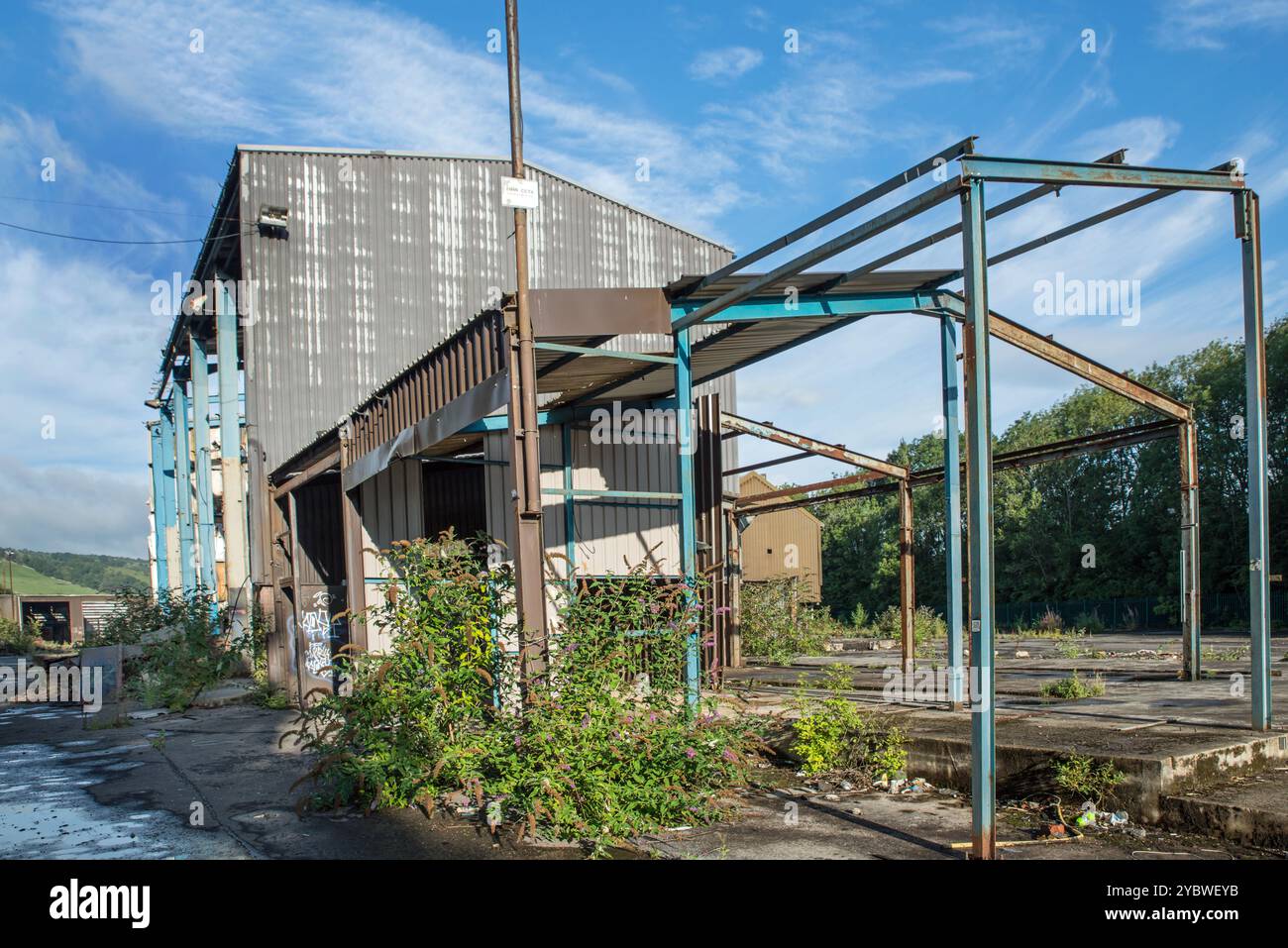 Una fabbrica deserta vicino a Matlock Derbyshire, Inghilterra Foto Stock