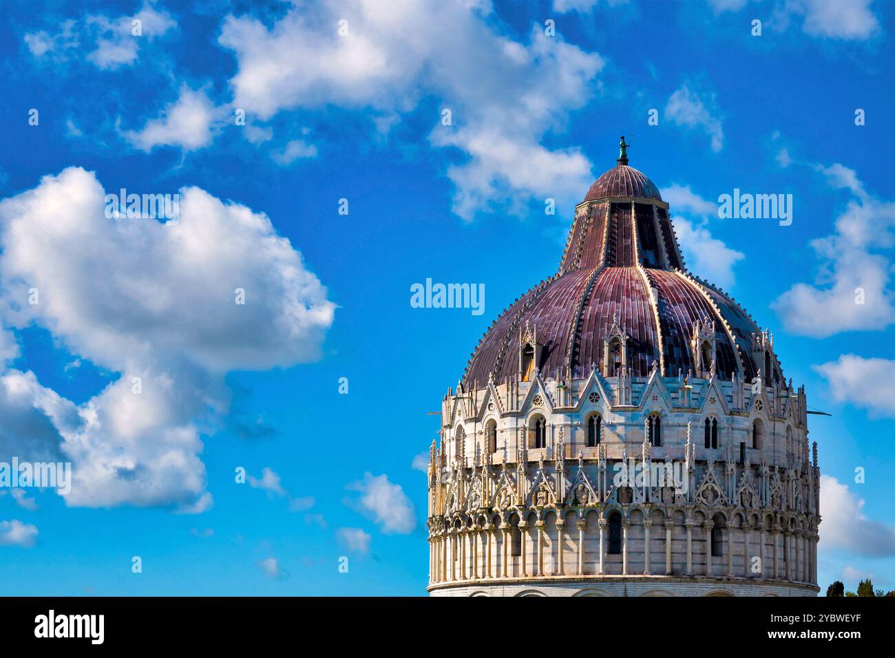 La cupola del Battistero di San Giovanni fa parte del complesso del Duomo di Pisa (Piazza dei Miracoli) in Italia. Foto Stock